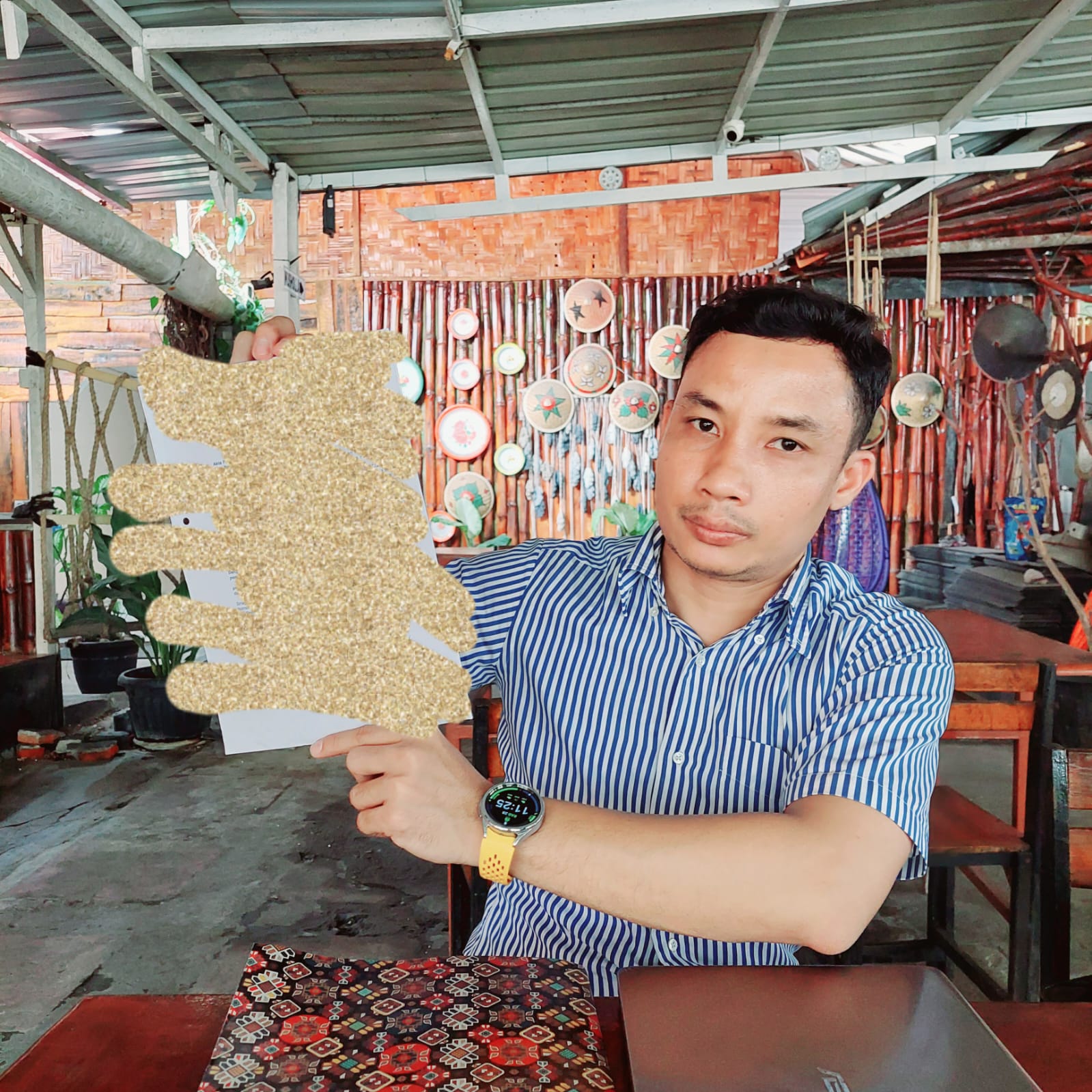 teks foto : Kuasa hukum Yudi Widodo, Syahrul Ramadhan Sihotang menunjukkan salah satu bukti gugatan.