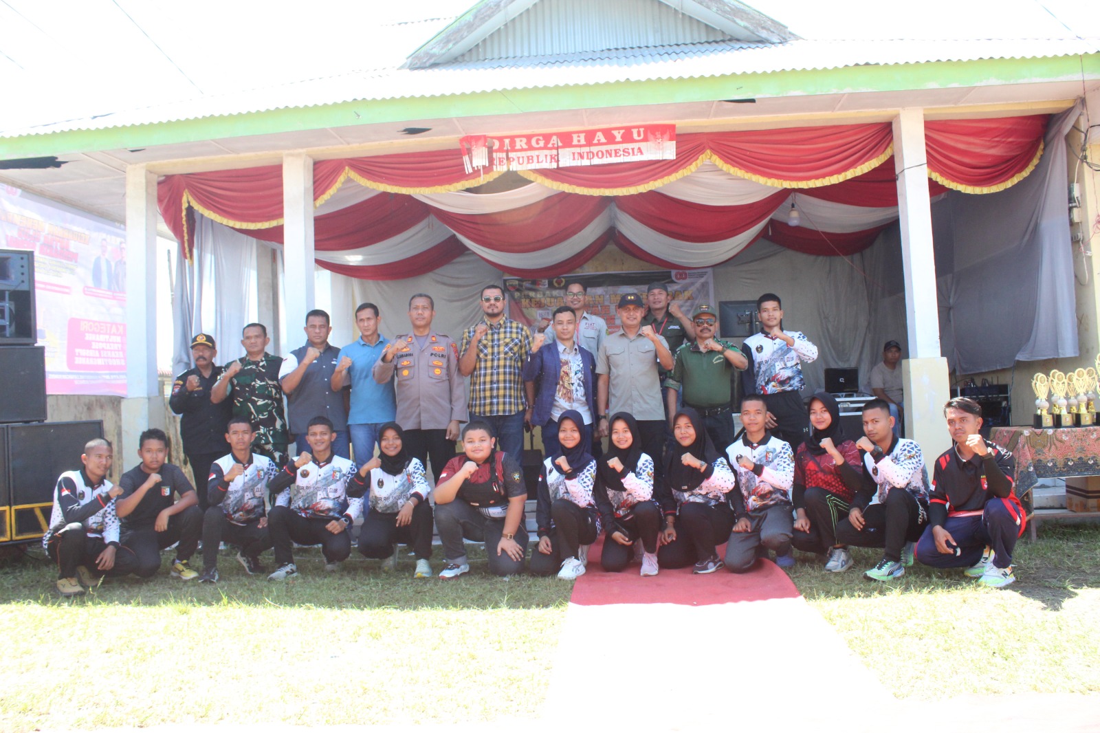 Teks foto: Dandim Letkol Arh Agung Pujiantoro, SH, Sekjen Perbakin Sergai Syahrul Ramadhan Sihotang, SH, Ketua KNPI Sergai Dr. Muhammad Ziad Ananta, S.Sos, M.Si, Dr. Drs. Zulfendri, M.Kes saat berfoto bersama dengan atlet binaan Perbakin Sergai dan Forkopimda Sergai