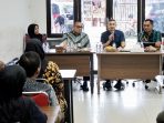 Kepala Bapenda Kota Medan, M. Agha Novrian didampingi Sekretaris Bapenda, T Roby Chairi serta Kepala UPT IV, Setta Vero dan Kasubag. TU UPT IV, Nina Rizkina saat Kunjungan ke Kantor UPT IV