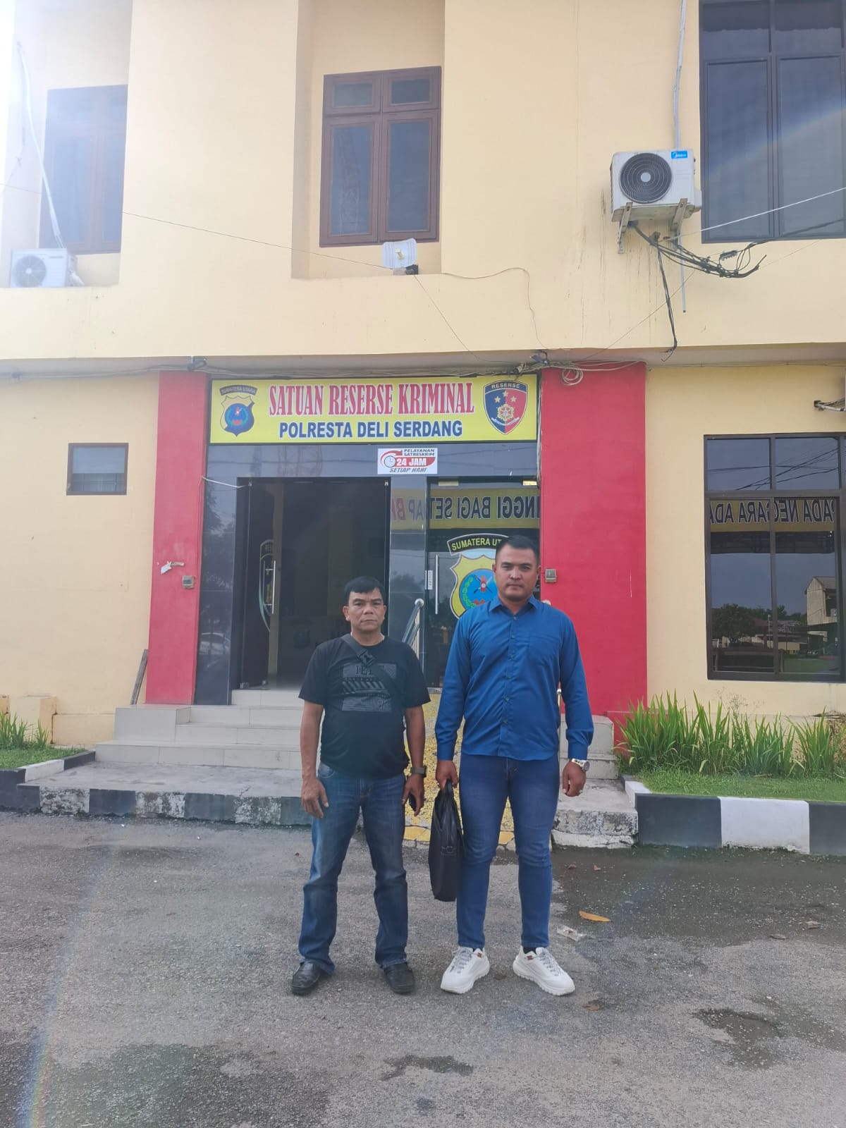 M Adil Tarigan (44) abang kandung korban didampingi kuasa hukumnya Immanuel Cholia SH, MH, saat di Polresta Deli Serdang