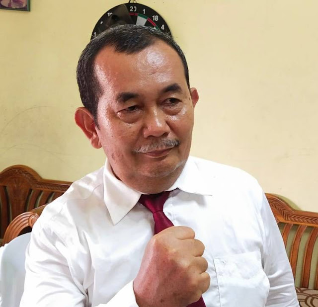 Teks foto: Drs. Gandi Parapat