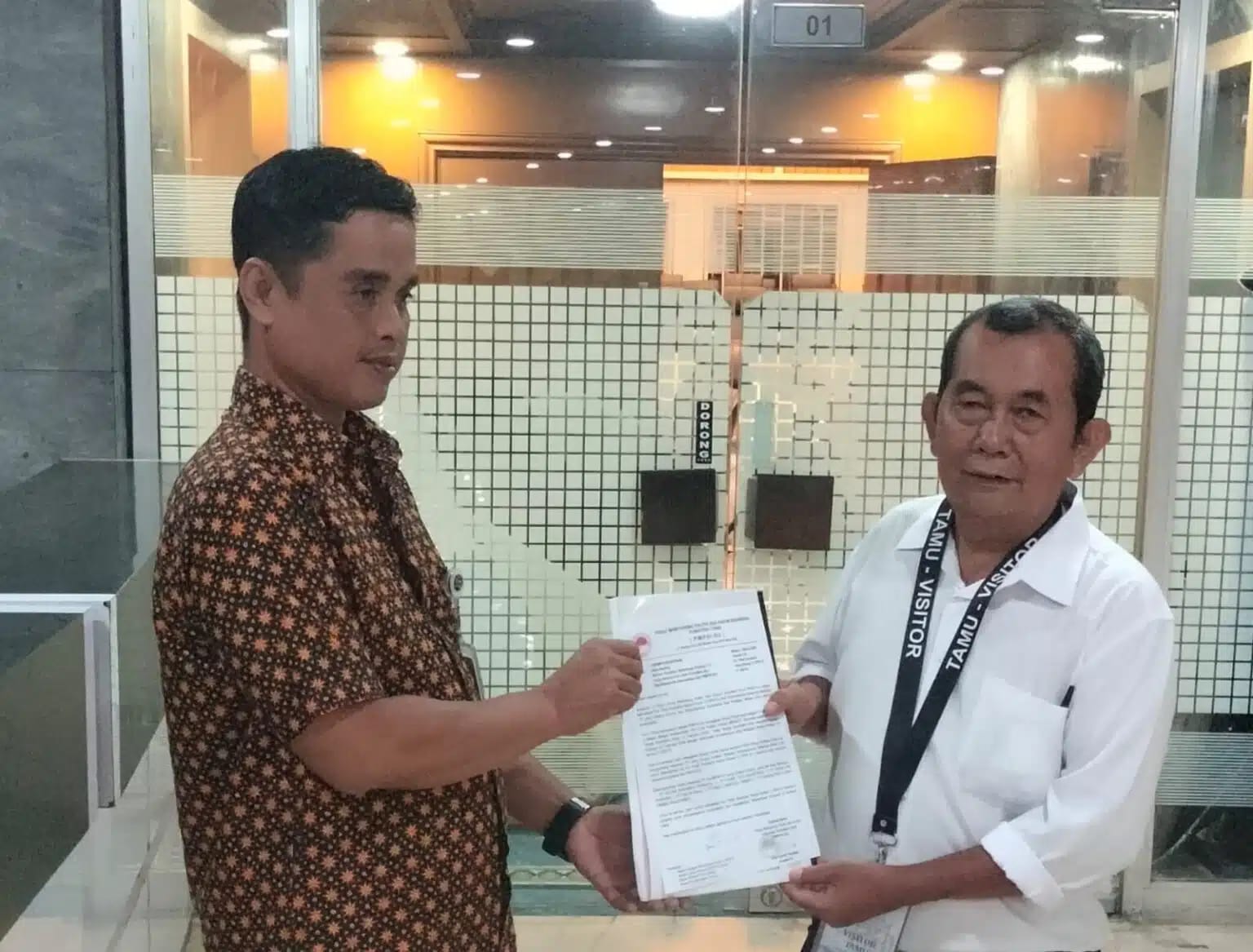 Surat permohonan audiensi dari Pusat Monitoring Politik dan Hukum Indonesia (PMPHI) diterima staf Komisi IV DPR RI di Jakarta Selasa (03/03/2026), terkait permintaan pertemuan membahas pencabutan izin sejumlah perusahaan dan dampaknya terhadap pekerja di Sumatera Utara. (Ist)