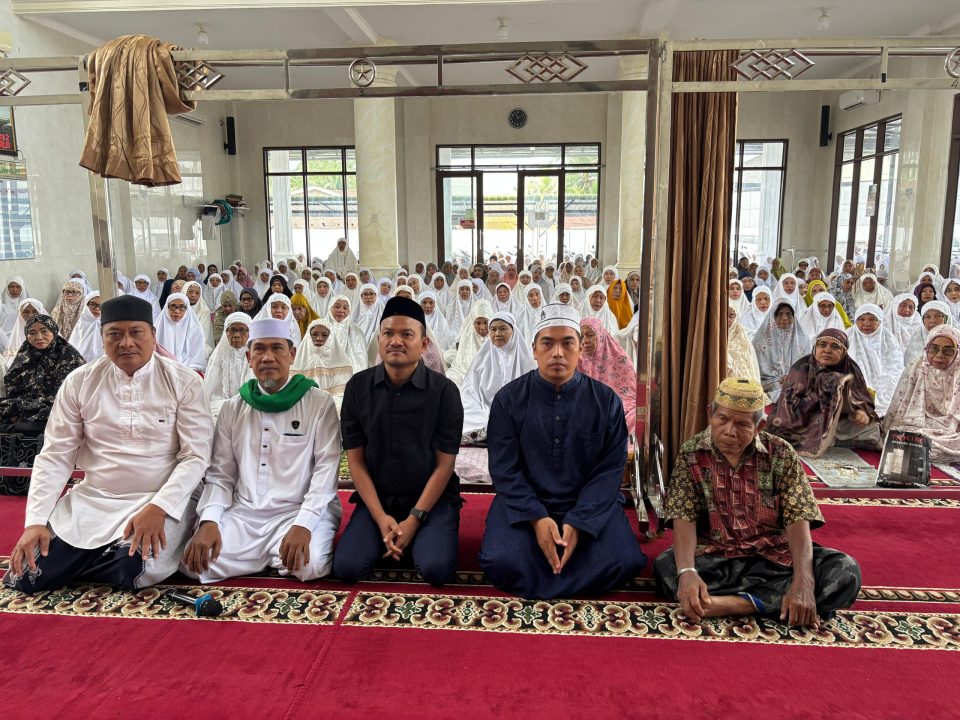 Wali Kota Tanjungbalai Hadiri dan Ikuti Salat Tasbih Berjamaah di Masjid As-Salamah.(ist/Vin)