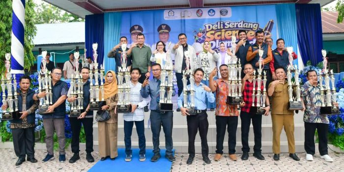 Fofo: Bupati Deli Serdang, dr H Asri Ludin Tambunan bersama Ketua TP PKK Deli Serdang Ny. Jelita Asri Ludin Tambunan menyerahkan trophy Juara Kepada peserta Science Olympiad 2026 yang digelar di SMP Negeri 2 dan SMA Negeri 2 Lubuk Pakam, Minggu (19/4/2026). (*)