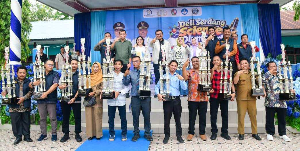 Fofo: Bupati Deli Serdang, dr H Asri Ludin Tambunan bersama Ketua TP PKK Deli Serdang Ny. Jelita Asri Ludin Tambunan menyerahkan trophy Juara Kepada peserta Science Olympiad 2026 yang digelar di SMP Negeri 2 dan SMA Negeri 2 Lubuk Pakam, Minggu (19/4/2026). (*)