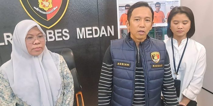 Teks foto: Kasat Reskrim Polrestabes Medan, Akbp Adrian Risky Lubis saat menerangkan peran keduanya. (mistar)