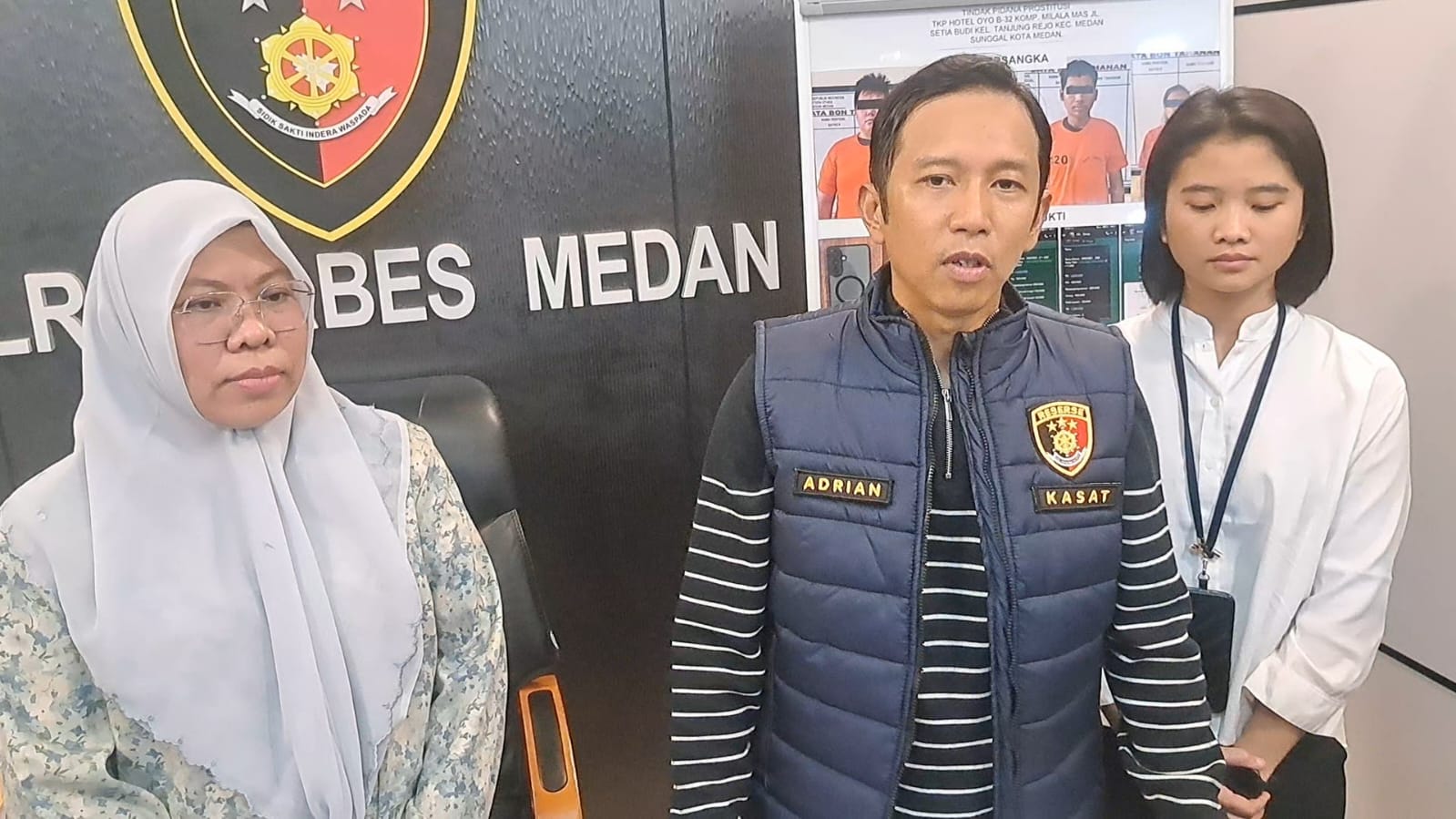 Teks foto: Kasat Reskrim Polrestabes Medan, Akbp Adrian Risky Lubis saat menerangkan peran keduanya. (mistar)
