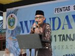 Sambutan Ketua Komite Heri Deriadi dalam acara pentas seni dan pelepasan siswa kelas XII SMAN 1 Tanjung Tiram.