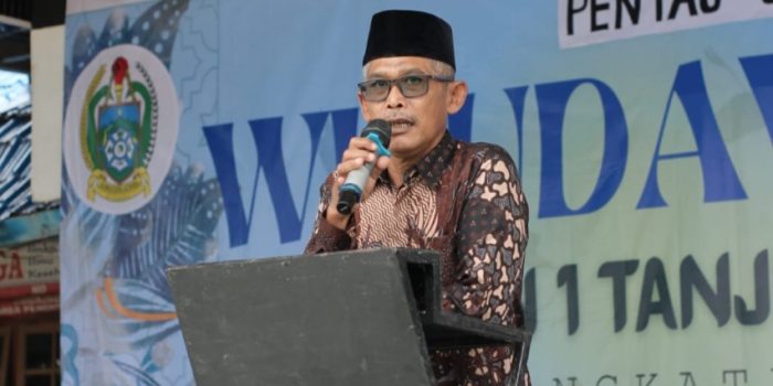 Sambutan Ketua Komite Heri Deriadi dalam acara pentas seni dan pelepasan siswa kelas XII SMAN 1 Tanjung Tiram.