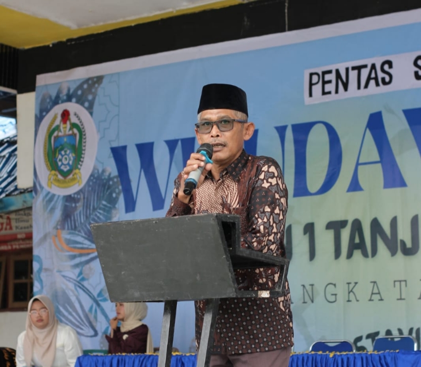 Sambutan Ketua Komite Heri Deriadi dalam acara pentas seni dan pelepasan siswa kelas XII SMAN 1 Tanjung Tiram.