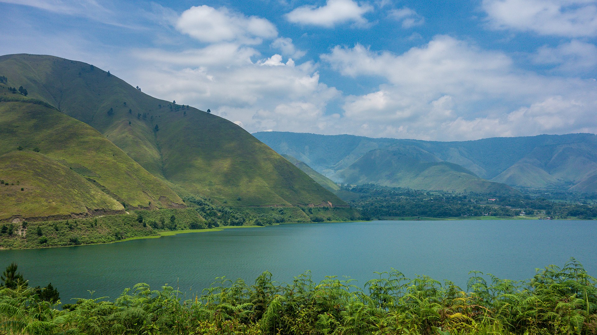 Indonesia_-_Lake_Toba_26224127503-1