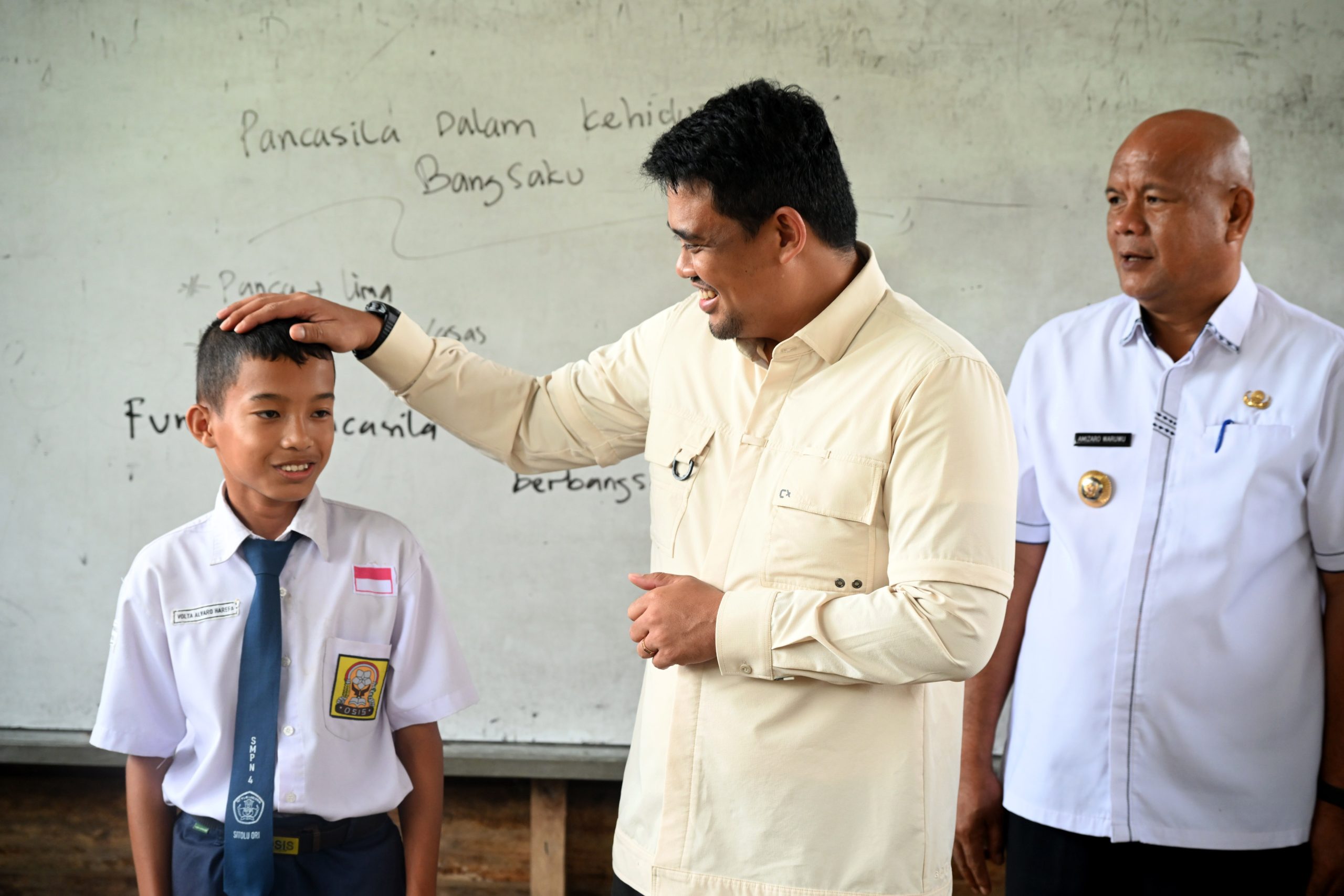 060826_GUBSU_TINJAU SMPN 4 SITOLU ORI_07