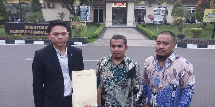 Teks foto: Dewan Komisaris (tengah) Muhammad Syarif Lubis didampingi pengacara Albariatul Khoir Hasibuan,SH.,MH Arih Yaksana Bancin,SH Muhammad Arrasyid Ridho,SH.,MH usai memberikan keterangan dugaan korupsi di Mapolda Sumut
