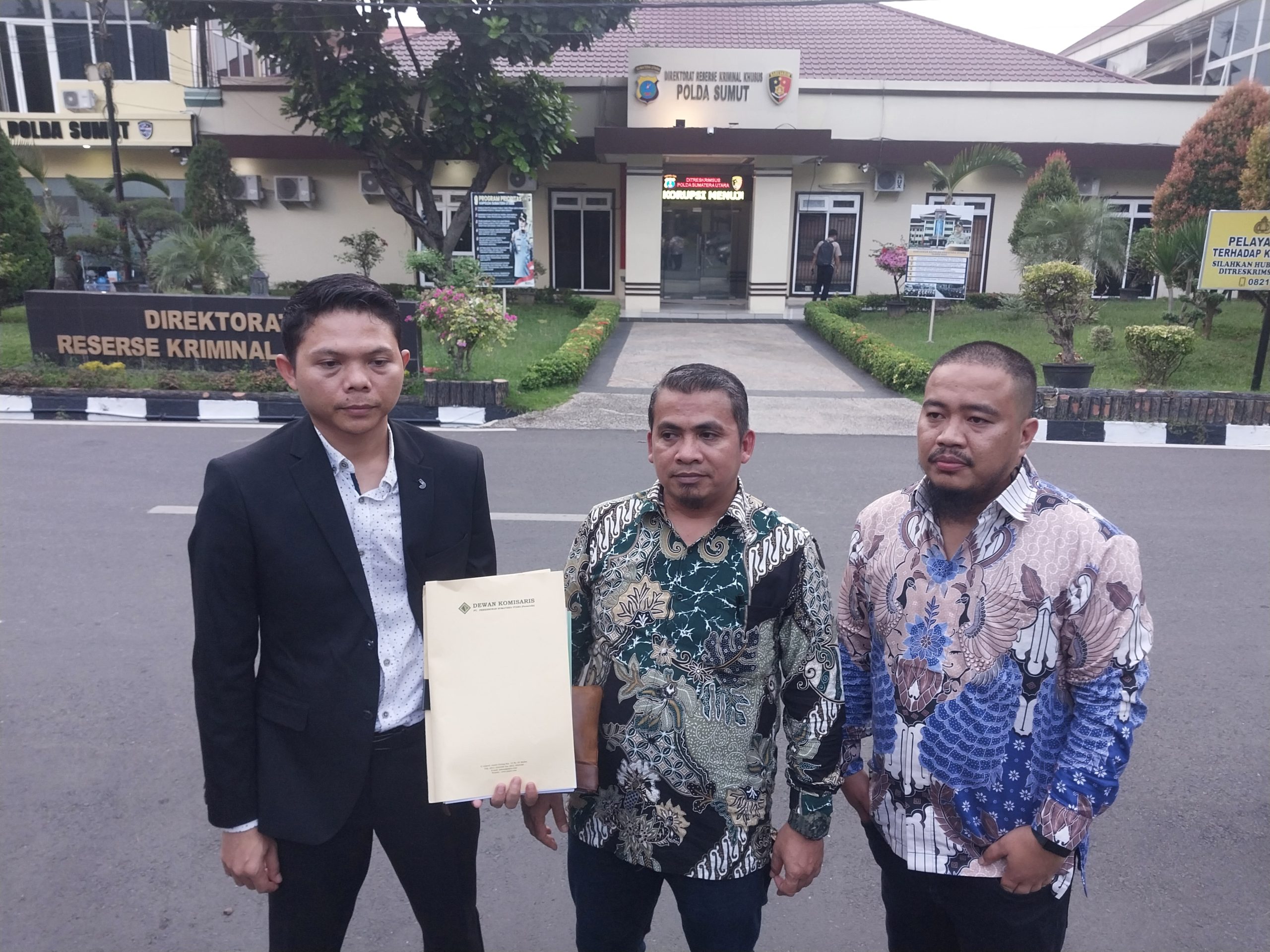 20260924_172906 Teks foto: Dewan Komisaris (tengah) Muhammad Syarif Lubis didampingi pengacara Albariatul Khoir Hasibuan,SH.,MH Arih Yaksana Bancin,SH Muhammad Arrasyid Ridho,SH.,MH usai memberikan keterangan dugaan korupsi di Mapolda Sumut