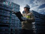 Teks Foto: Salah seorang pekerja sedang mencatat hasil produksi PT INALUM