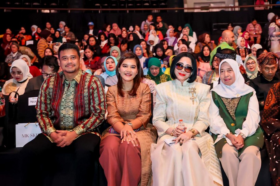 Foto_Gubernur_Sumut_Hadiri_Penutupan_Indonesia_Fashion_Week_2026_(4)
