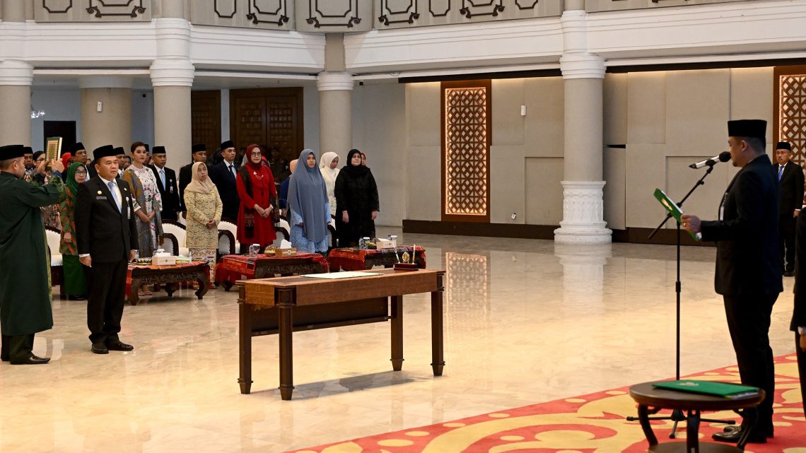 GubernurmelantikPjSekdaTimurTumanggor-5.jpg_copy_2387x1235-1140x641